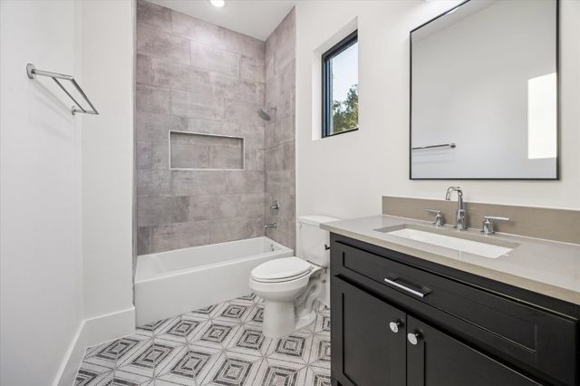 431 W 30th Street, Houston, TX 77018