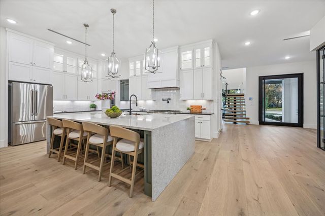 431 W 30th Street, Houston, TX 77018