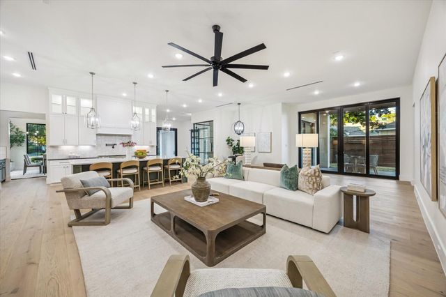 431 W 30th Street, Houston, TX 77018