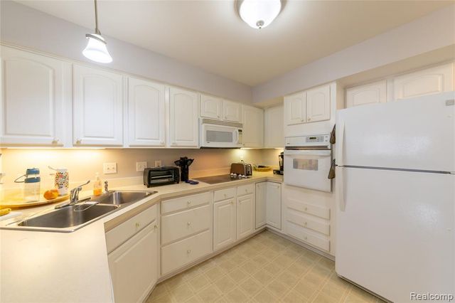 6 Canfield Circle, Dearborn Heights, MI 48127