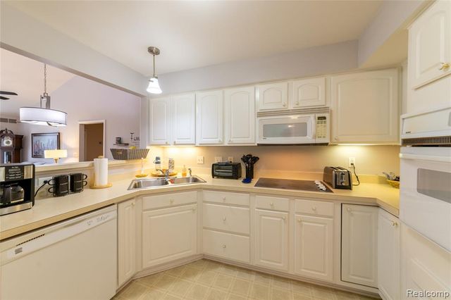 6 Canfield Circle, Dearborn Heights, MI 48127