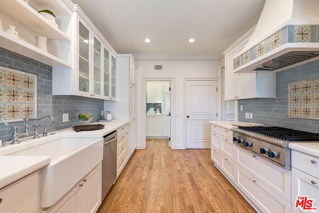 Image 10 of property listing at 10102 Empyrean Way 304, Los Angeles, CA 90067