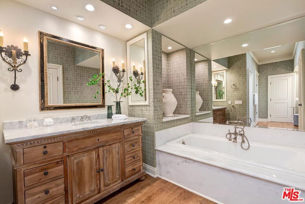 Image 19 of property listing at 10102 Empyrean Way 304, Los Angeles, CA 90067