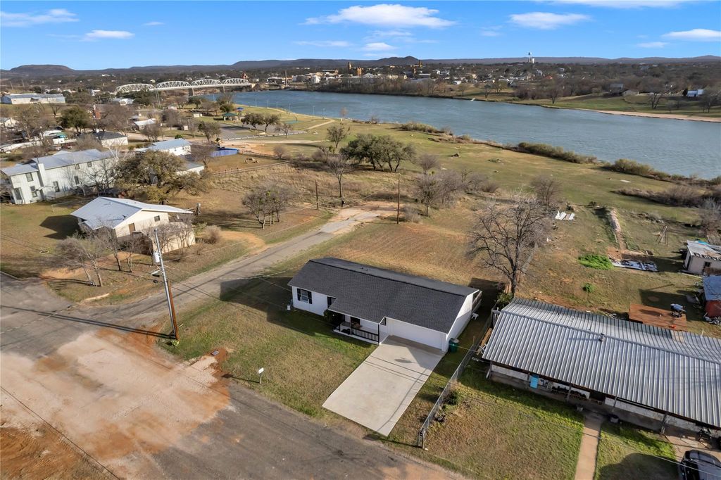 600 W Ellis ST, Llano, TX 78643
