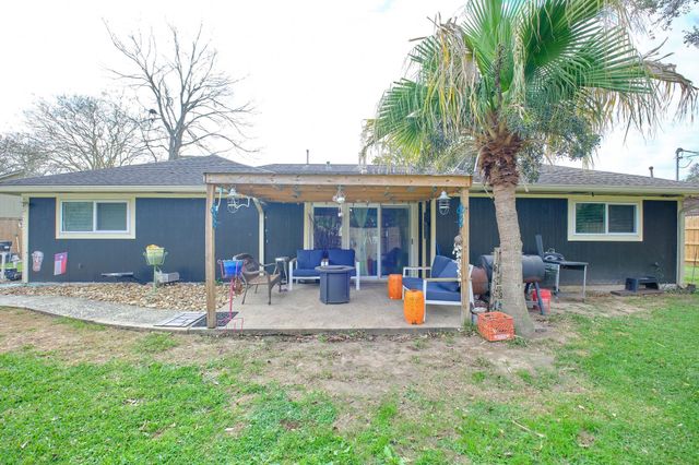729 Newman Street, Angleton, TX 77515