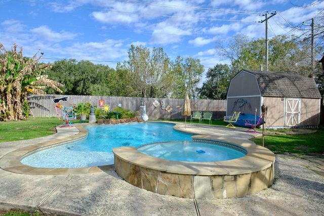 729 Newman Street, Angleton, TX 77515