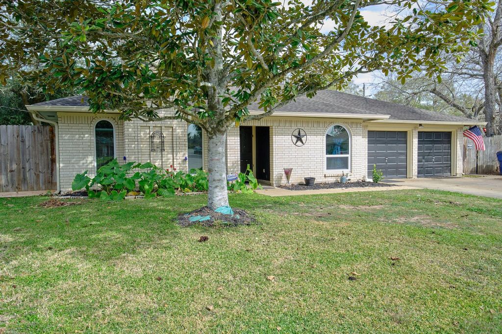 729 Newman Street, Angleton, TX 77515