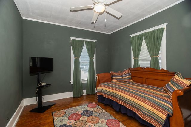 219 W Oak Avenue, Wheaton, IL 60187