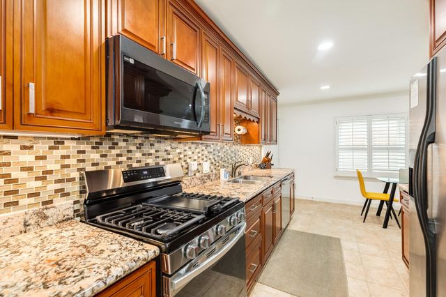 105 Marlin Avenue, Galveston, TX 77550