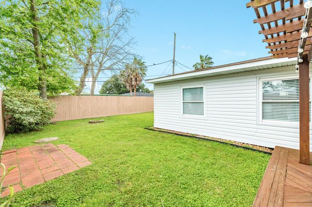 105 Marlin Avenue, Galveston, TX 77550