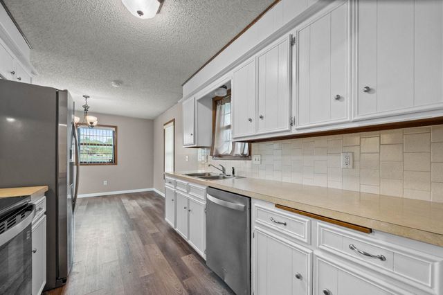 914 S Breckenridge Ct, Wichita, KS 67207