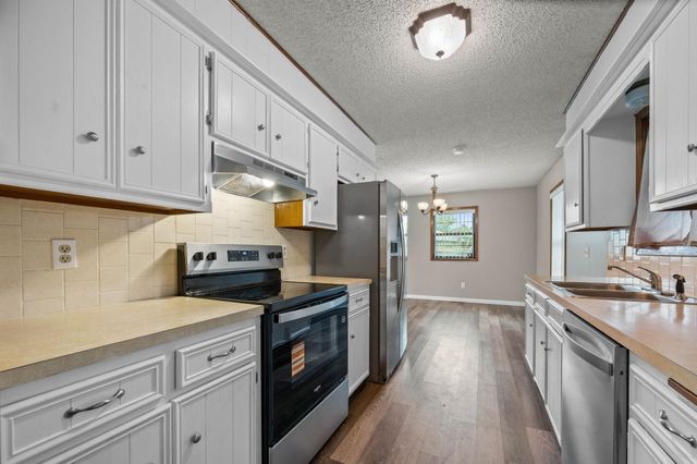 914 S Breckenridge Ct, Wichita, KS 67207