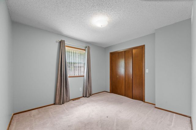 914 S Breckenridge Ct, Wichita, KS 67207