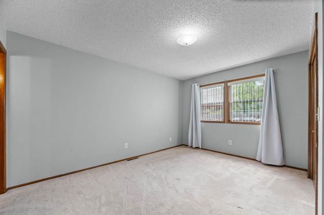 914 S Breckenridge Ct, Wichita, KS 67207