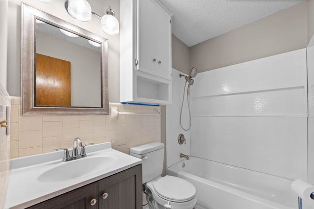 914 S Breckenridge Ct, Wichita, KS 67207