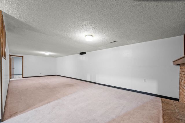 914 S Breckenridge Ct, Wichita, KS 67207