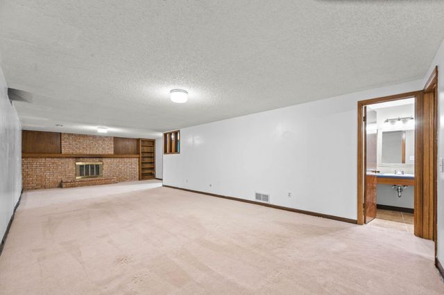 914 S Breckenridge Ct, Wichita, KS 67207