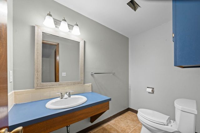 914 S Breckenridge Ct, Wichita, KS 67207