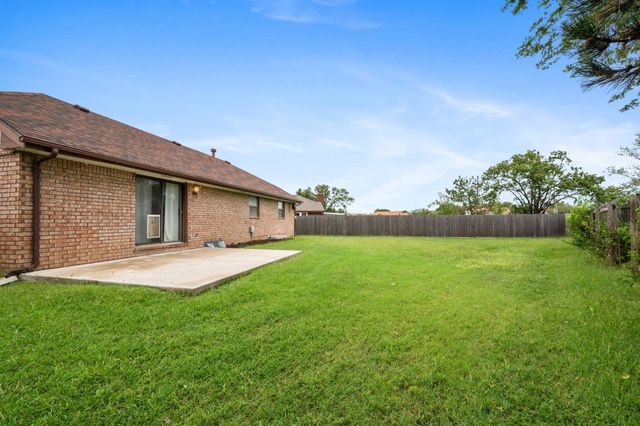914 S Breckenridge Ct, Wichita, KS 67207