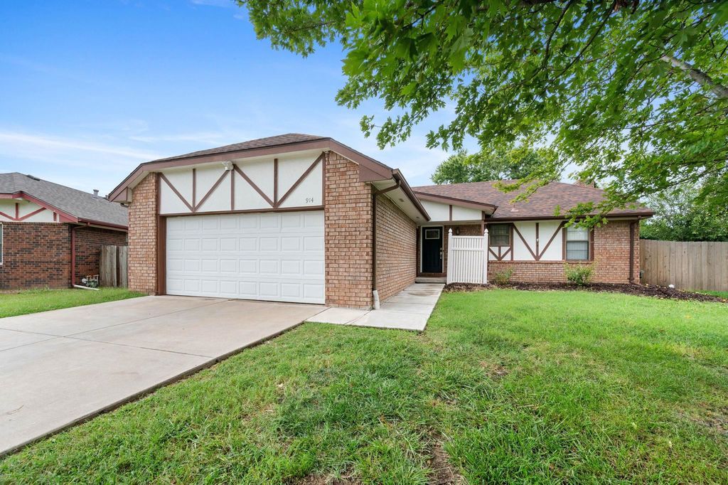 914 S Breckenridge Ct, Wichita, KS 67207