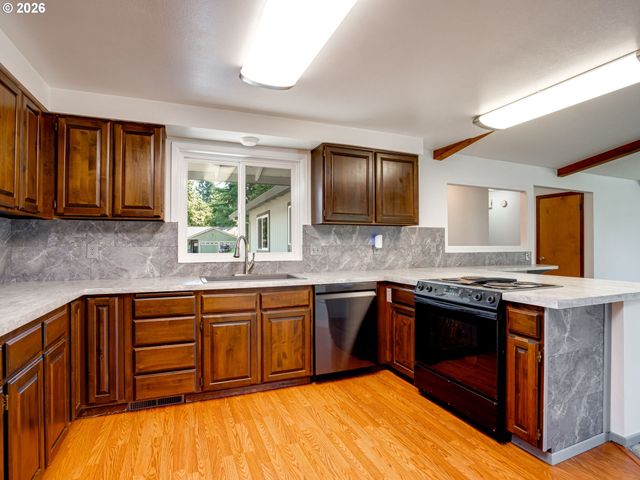 1635 Se QUEENBOROUGH Ct, Mc Minnville, OR 97128