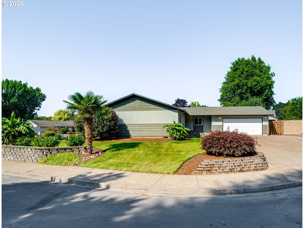Image 1 of property listing at 1635 Se QUEENBOROUGH Ct, Mc Minnville, OR 97128