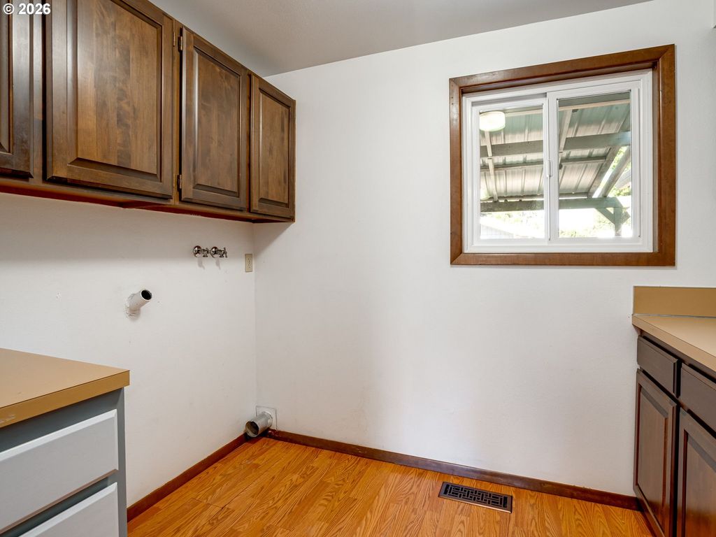 Image 15 of property listing at 1635 Se QUEENBOROUGH Ct, Mc Minnville, OR 97128
