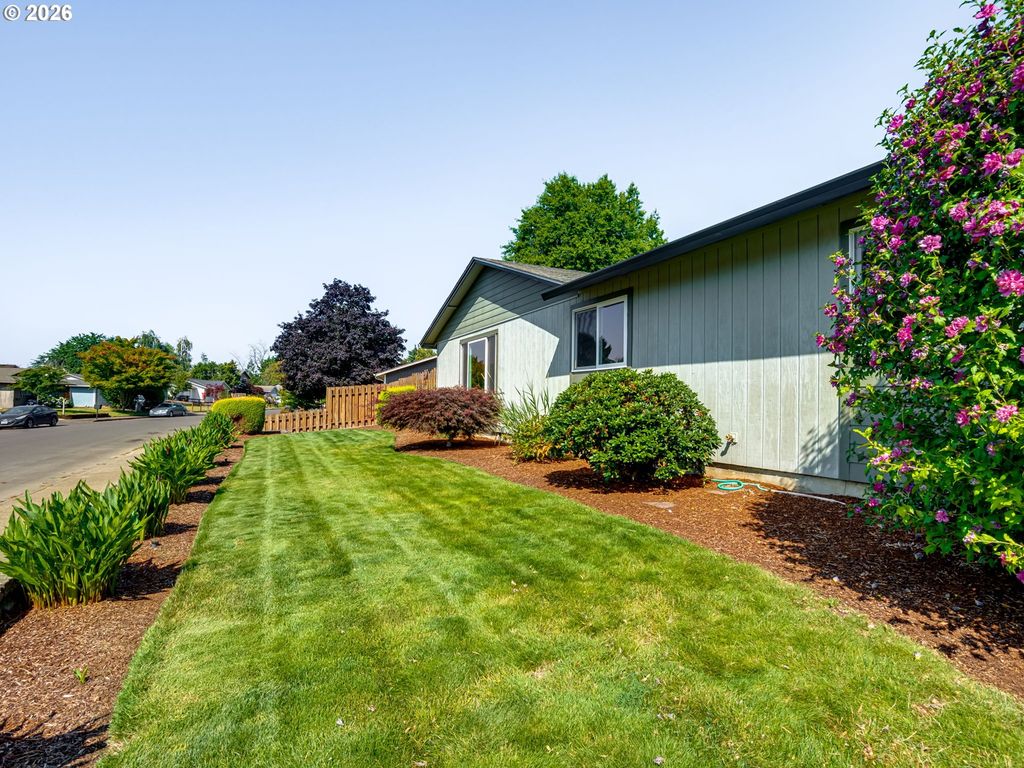 Image 24 of property listing at 1635 Se QUEENBOROUGH Ct, Mc Minnville, OR 97128