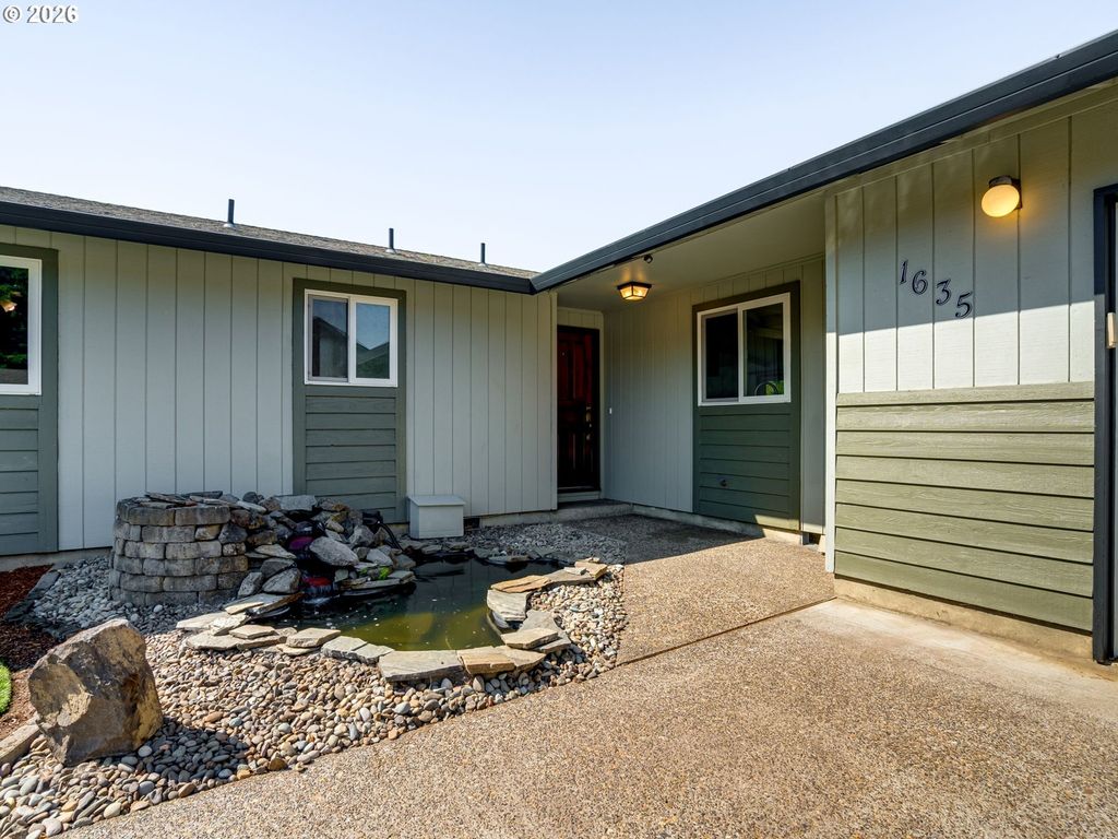 Image 3 of property listing at 1635 Se QUEENBOROUGH Ct, Mc Minnville, OR 97128