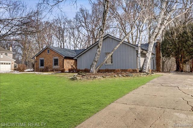 5688 Tequesta Court, West Bloomfield, MI 48323