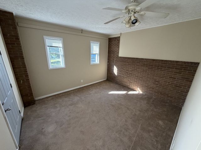 2128 Lambert Dr, Westmoreland, TN 37186