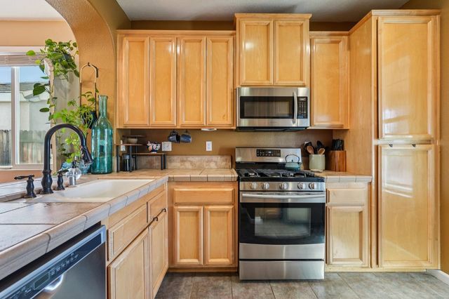 1623 Vosspark Way, Sacramento, CA 95835