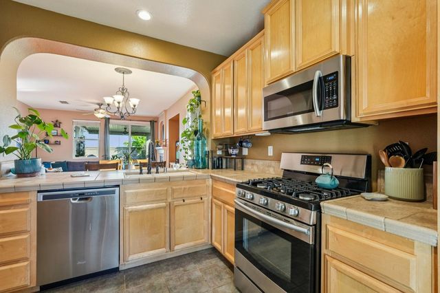 1623 Vosspark Way, Sacramento, CA 95835