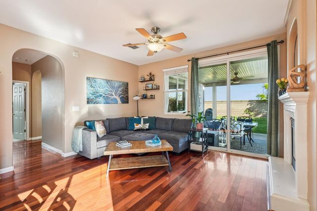 1623 Vosspark Way, Sacramento, CA 95835