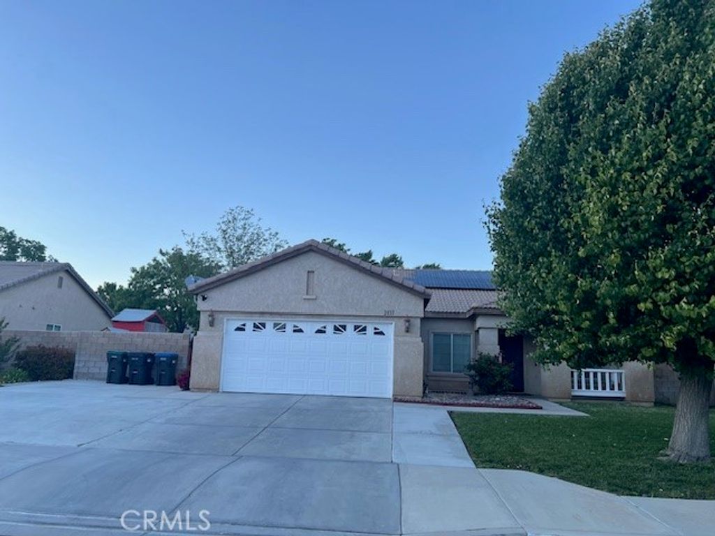 Image 2 of property listing at 2037 W Avenue H6, Lancaster, CA 93536