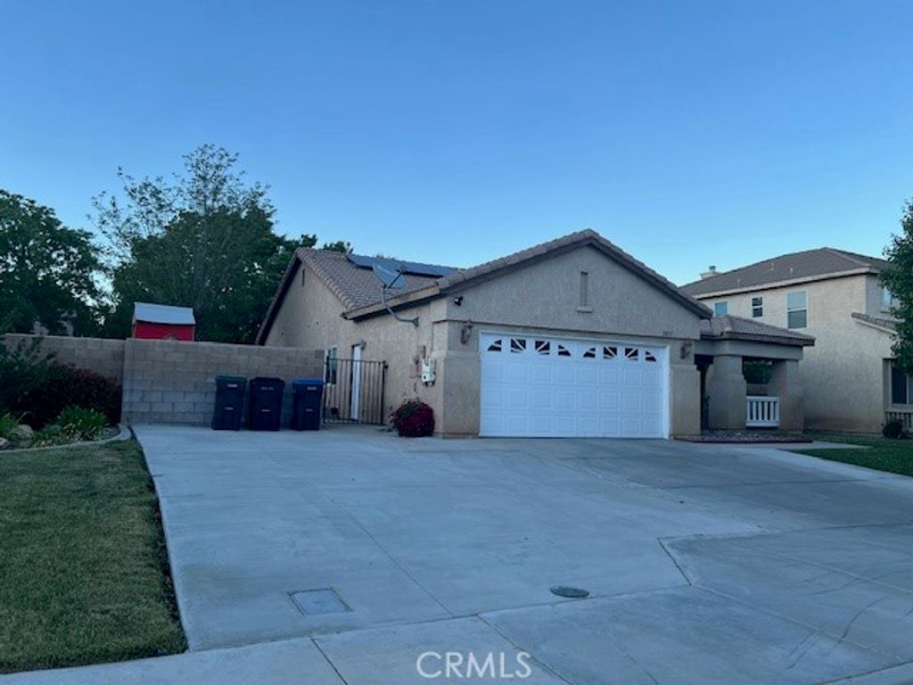 Image 3 of property listing at 2037 W Avenue H6, Lancaster, CA 93536