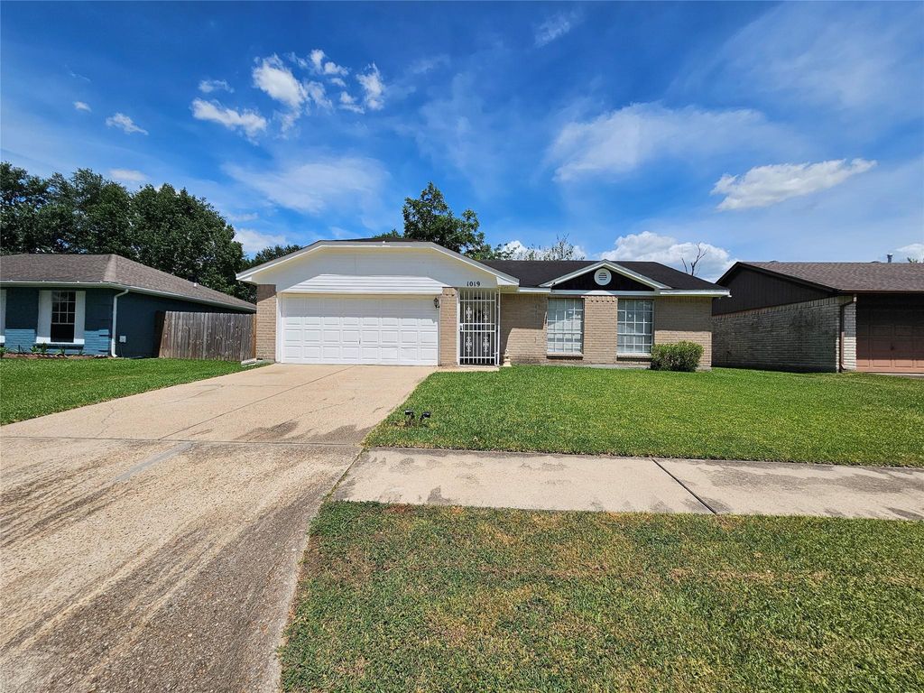 1019 Woodbridge Avenue, Pearland, TX 77584