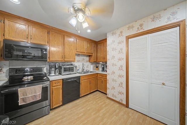 12 Amherst Ct, Hamburg Boro, NJ 07419