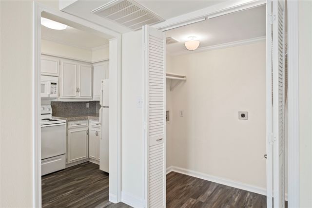 5881 Preston View Boulevard 261, Dallas, TX 75240