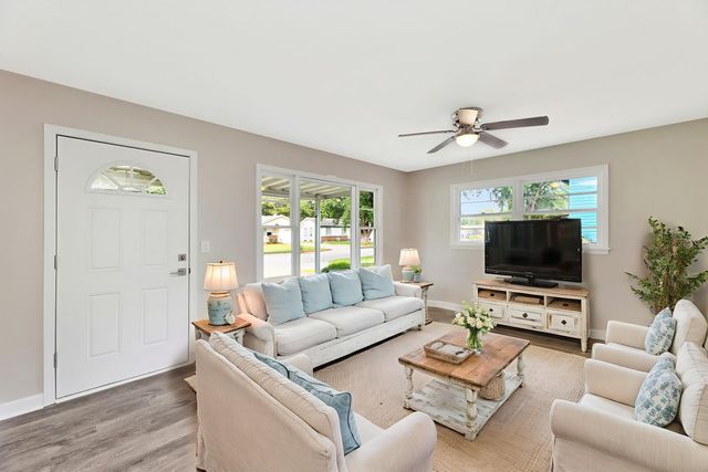 238 Western Ave, Haysville, KS 67060