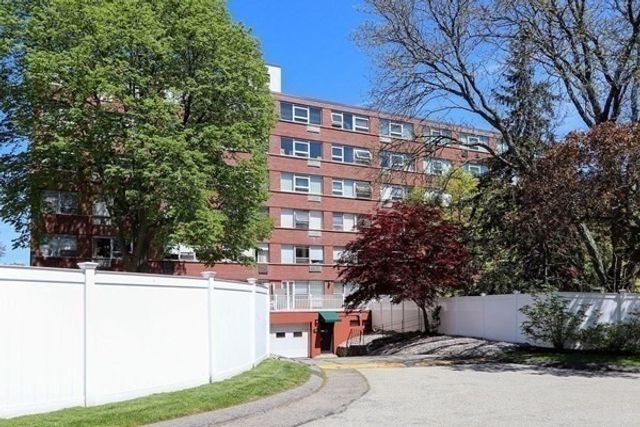 10 Hammond Pond Parkway 606, Newton, MA 02467