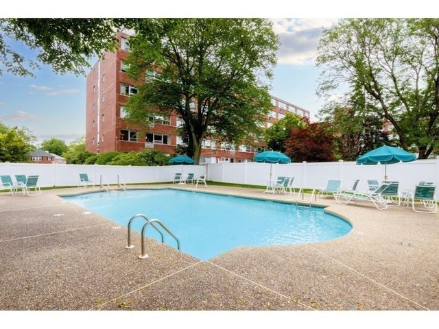 10 Hammond Pond Parkway 606, Newton, MA 02467