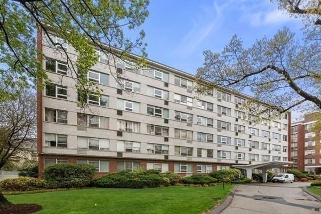 10 Hammond Pond Parkway 606, Newton, MA 02467