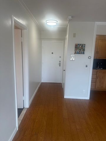 10 Hammond Pond Parkway 606, Newton, MA 02467