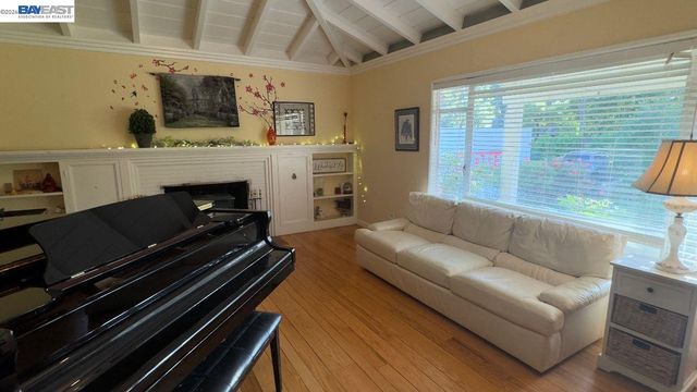 190 Alderwood Rd, Walnut Creek, CA 94598