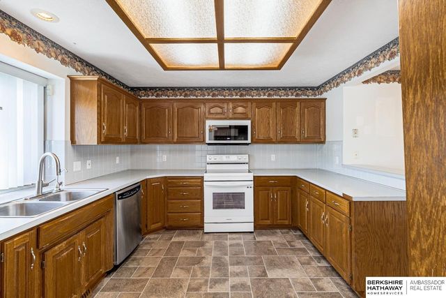 1006 Magnolia Court, Papillion, NE 68046