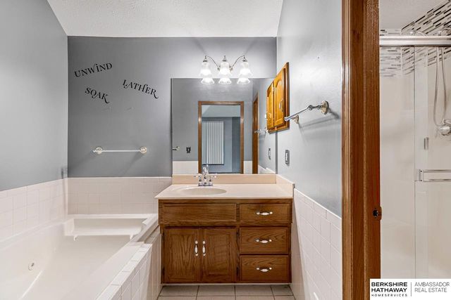 1006 Magnolia Court, Papillion, NE 68046