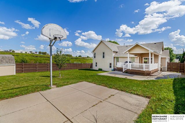 1006 Magnolia Court, Papillion, NE 68046