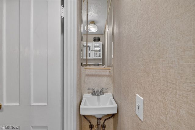 19811 Shakerwood Road, Warrensville Heights, OH 44122