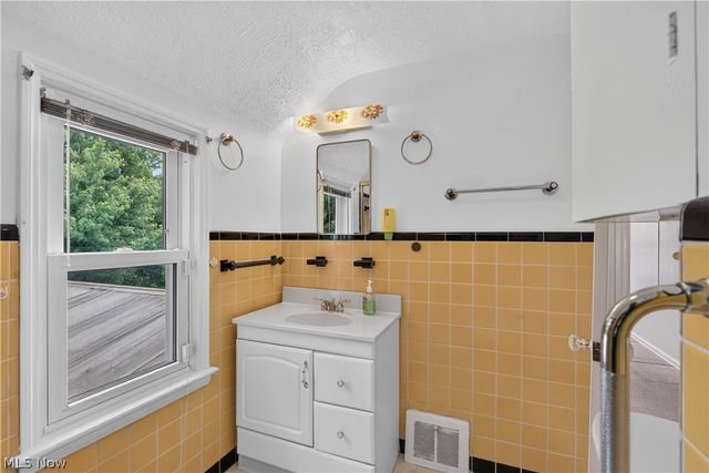 19811 Shakerwood Road, Warrensville Heights, OH 44122